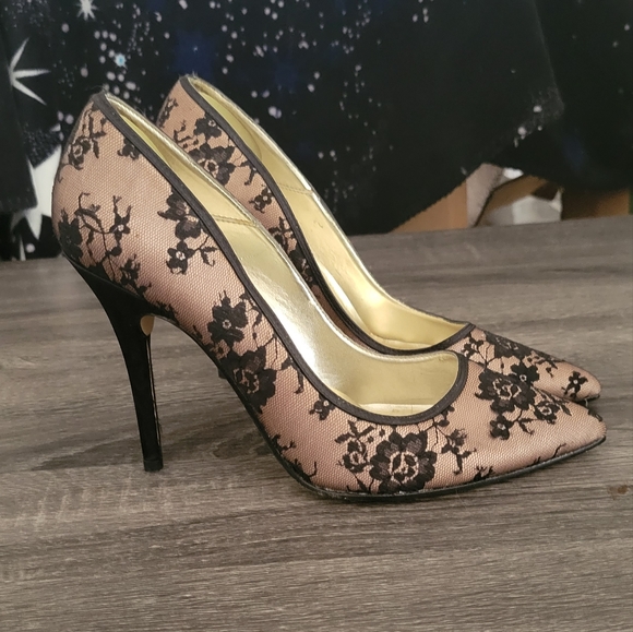 Lace Pumps - Picture 2 of 9